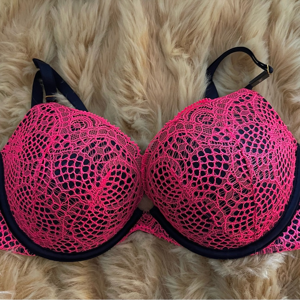 Victoria’s Secret 
Very Sexy Push-up / Pigeonnant Bra